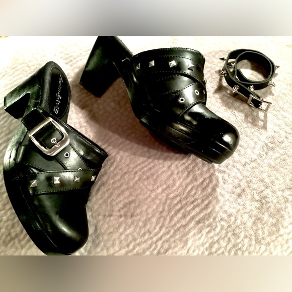EUC America Eagle Black Womens Clogs. Studded, Chunky Heel Size: 8 - Picture 2 of 12